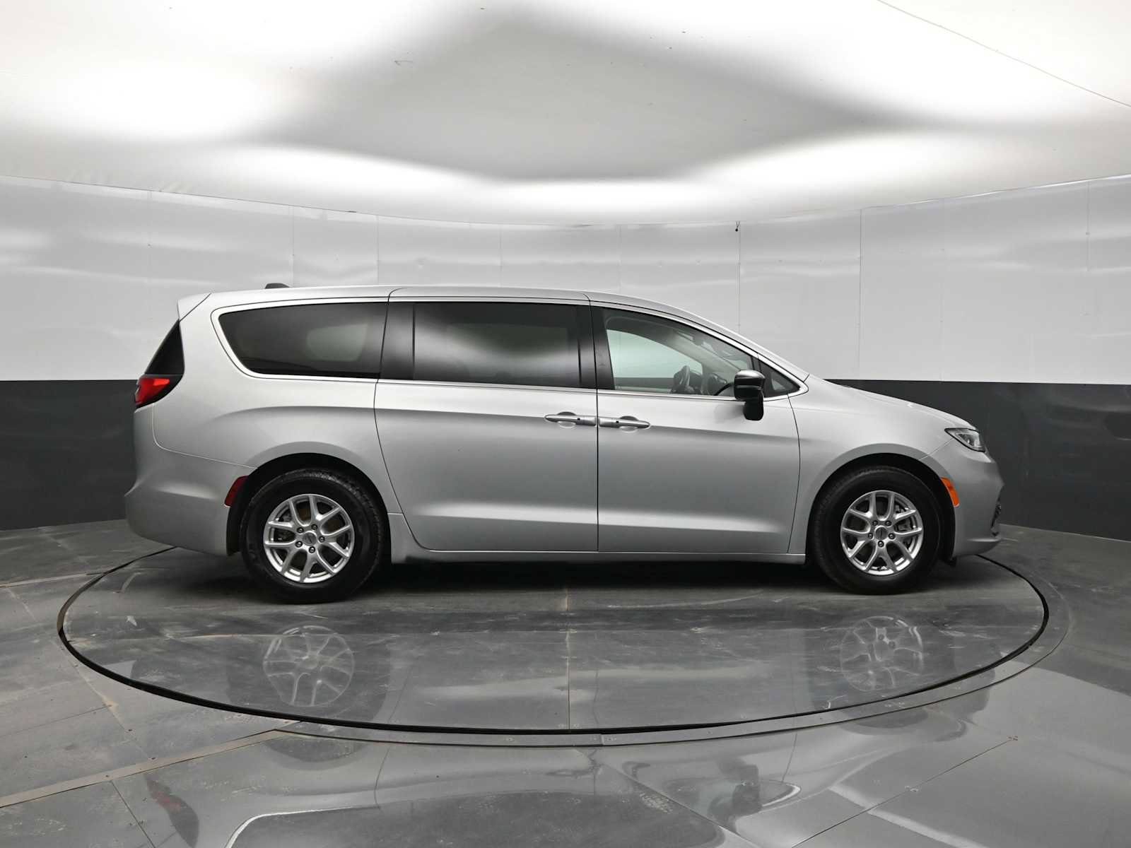 Used 2024 Chrysler Pacifica Touring-L FWD image 9