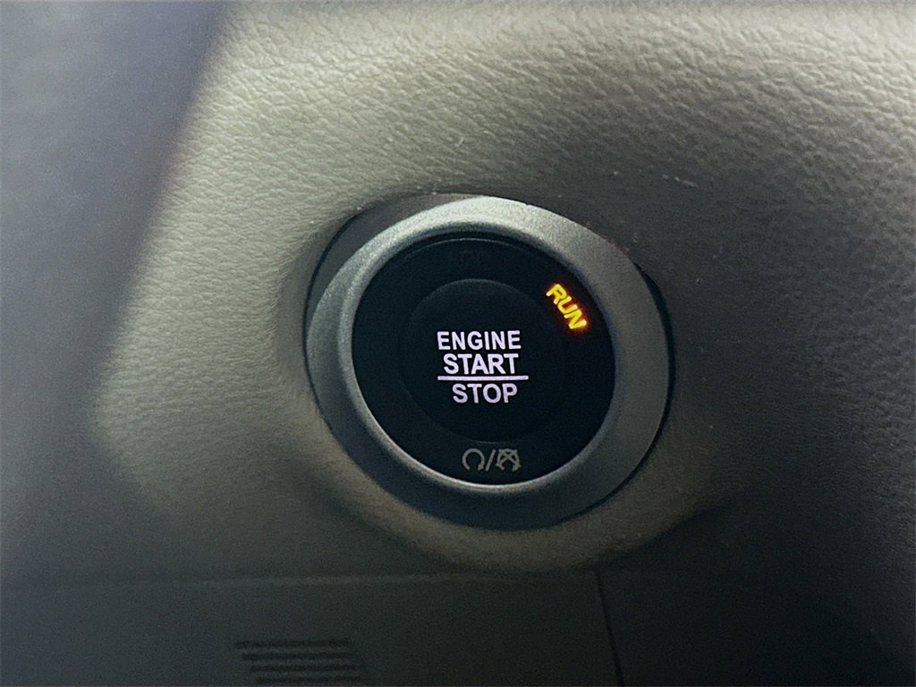 Used 2020 Chrysler Voyager LX image 28