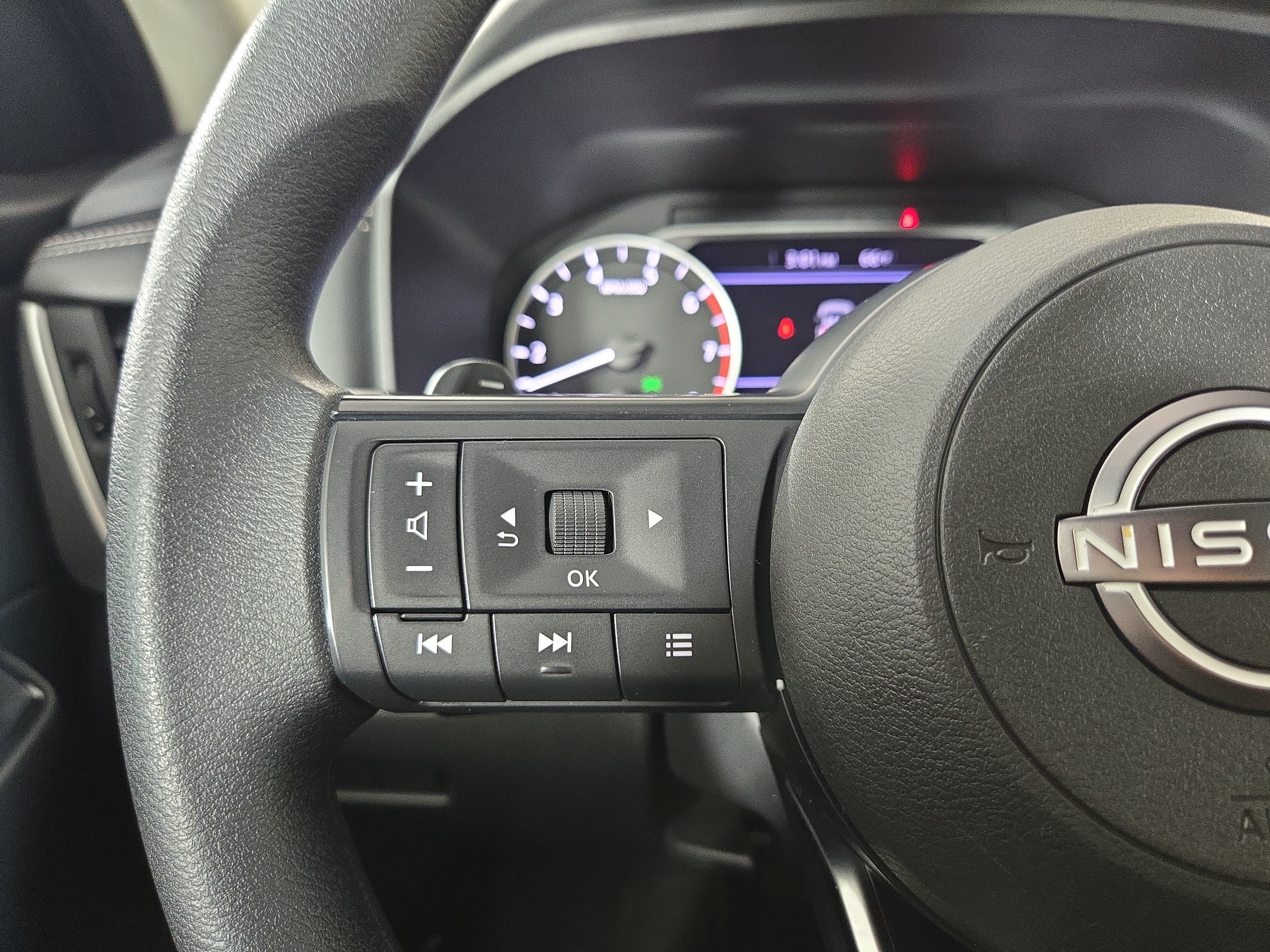 Used 2024 Nissan Rogue S AWD/4WD image 15