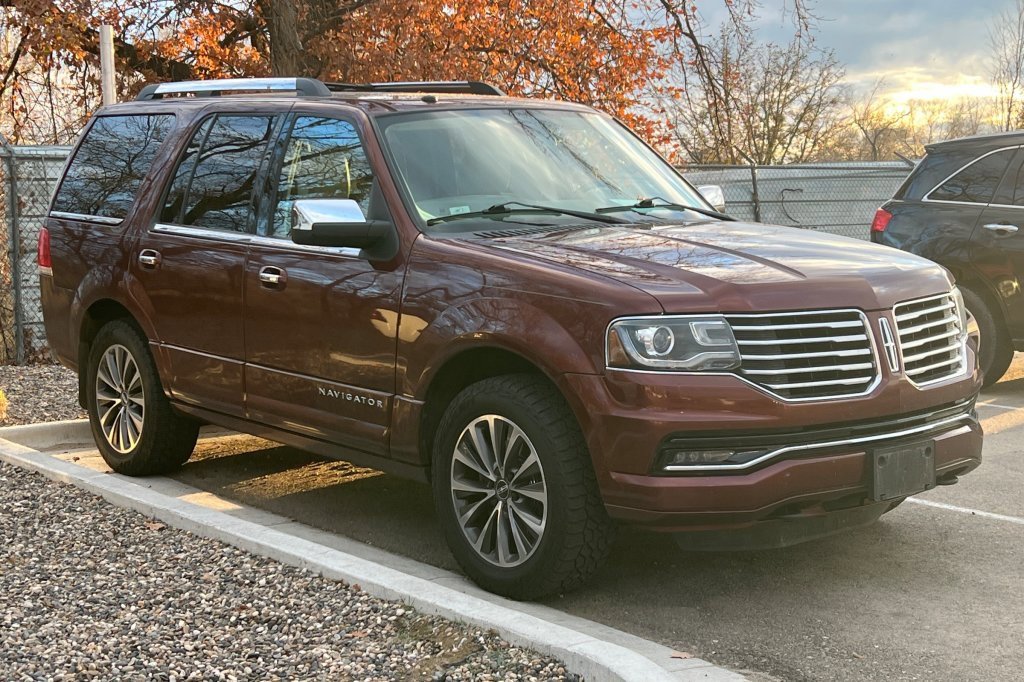 Used 2016 Lincoln Navigator Select image 2