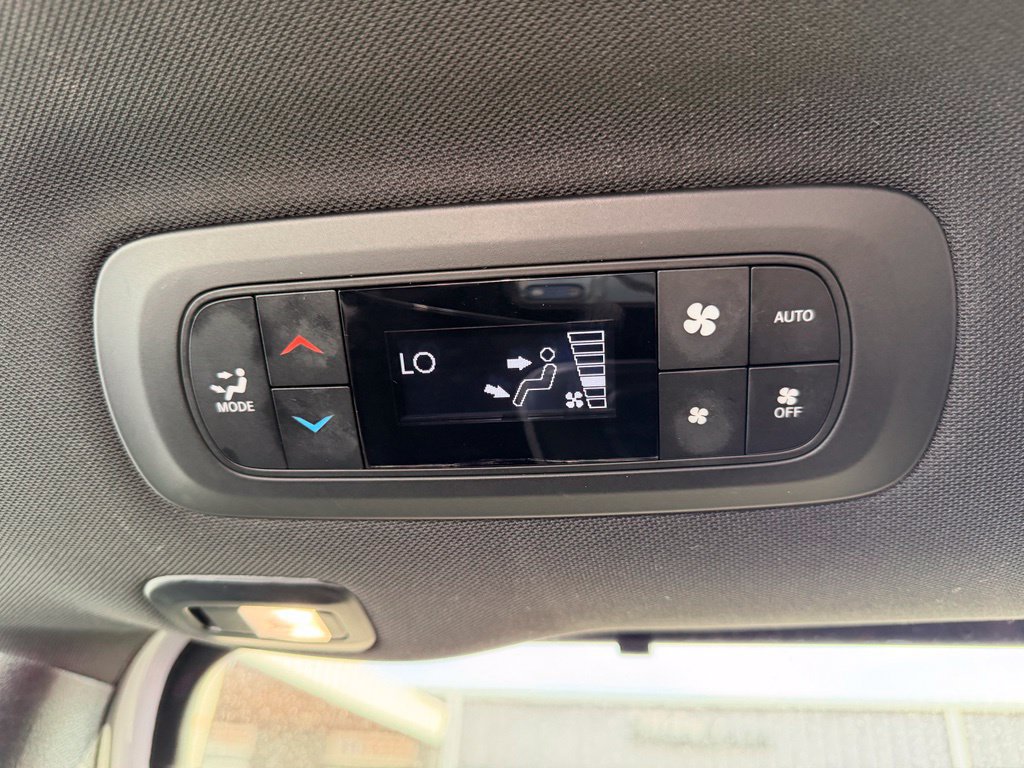 Used 2025 Chrysler Pacifica Limited FWD image 26
