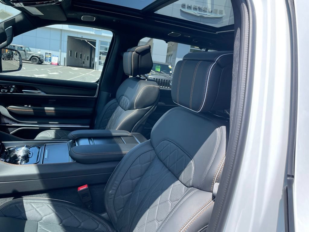 New 2026 Jeep Grand Wagoneer Summit AWD/4WD image 11