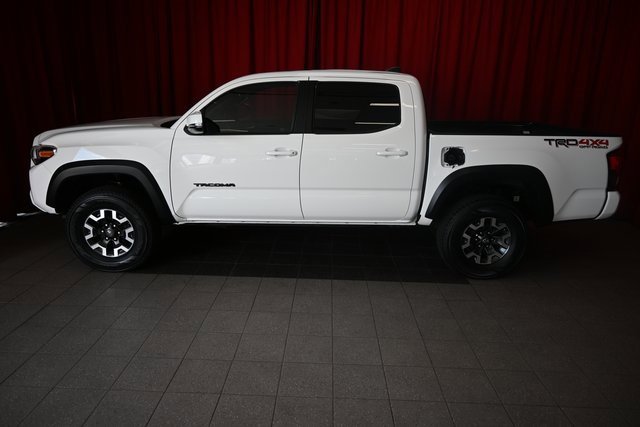Certified 2017 Toyota Tacoma TRD Off-Road image 3