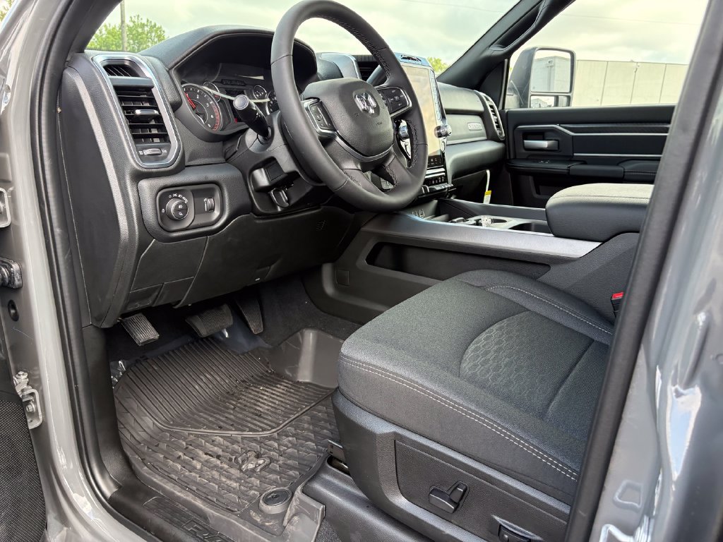 New 2026 RAM 3500 Big Horn AWD/4WD image 15