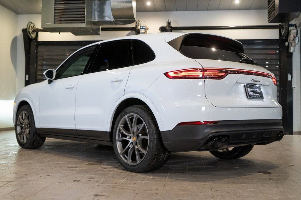 Certified 2023 Porsche Cayenne Platinum Edition image 3