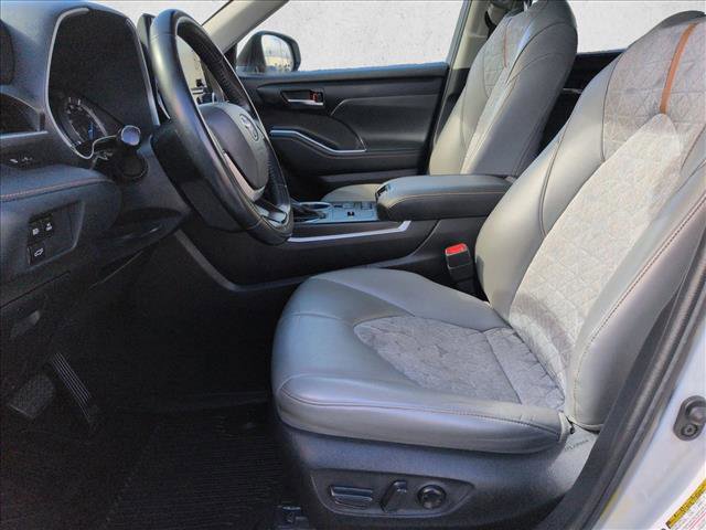 Used 2022 Toyota Highlander Bronze Edition image 16