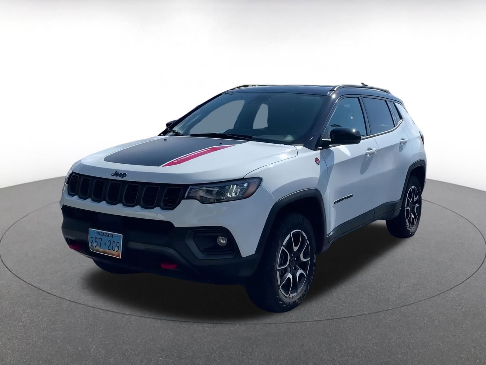 Used 2025 Jeep Compass Trailhawk image 7