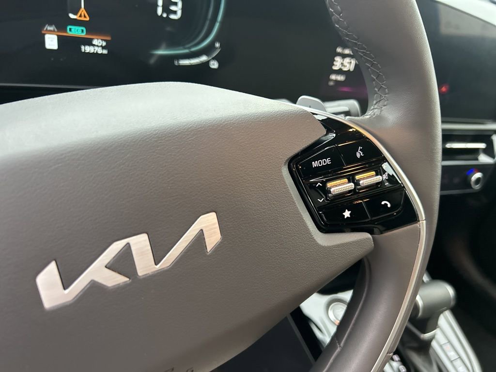 Used 2023 Kia Niro EX image 18