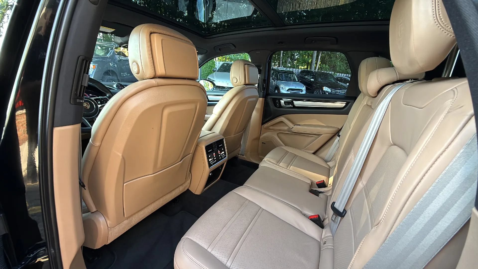 Used 2023 Porsche Cayenne Platinum Edition AWD/4WD image 23