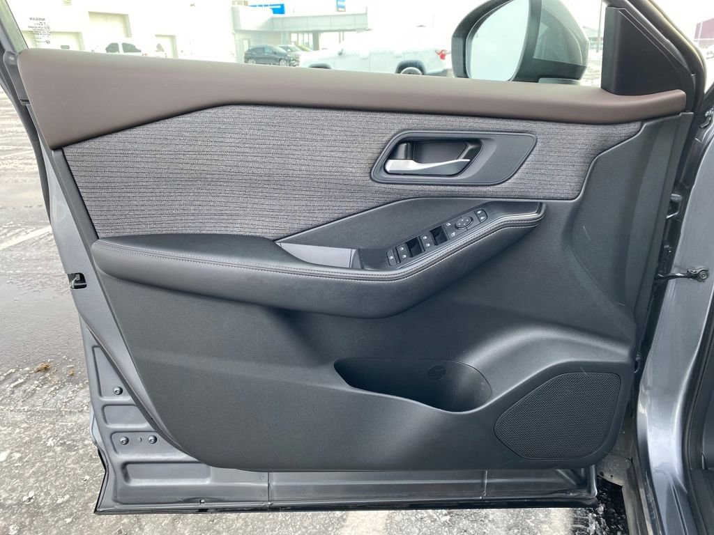 Used 2023 Nissan Rogue SV image 19