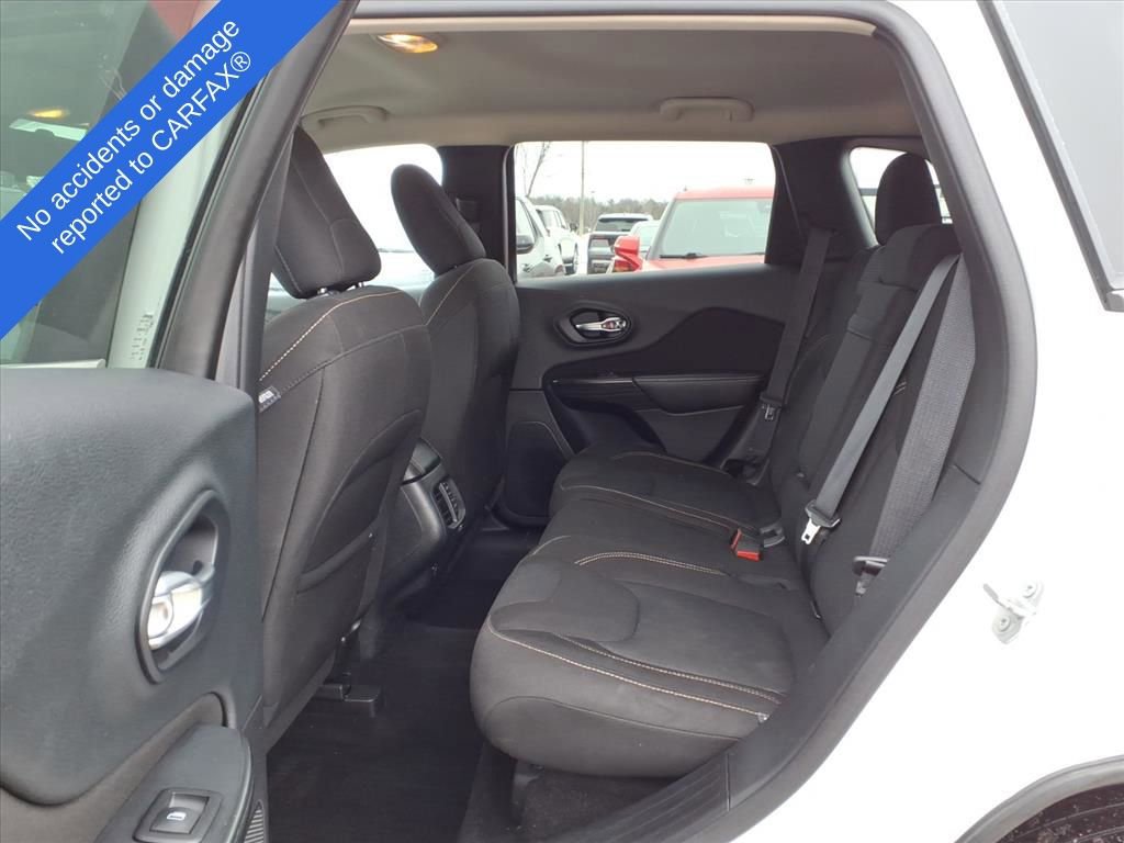 Used 2016 Jeep Cherokee Latitude w/ Cold Weather Group image 11