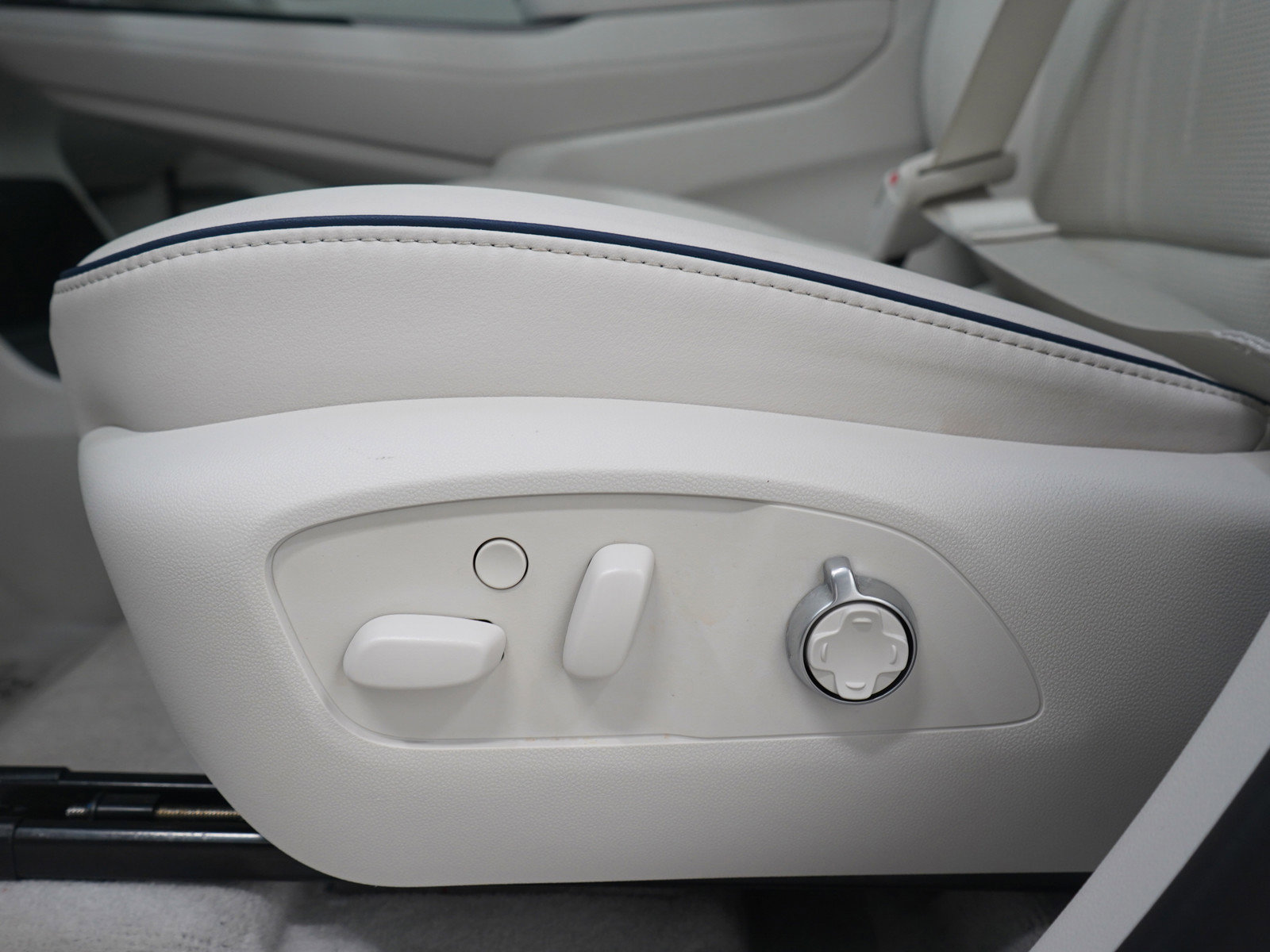 Used 2025 Buick Enclave Avenir image 27