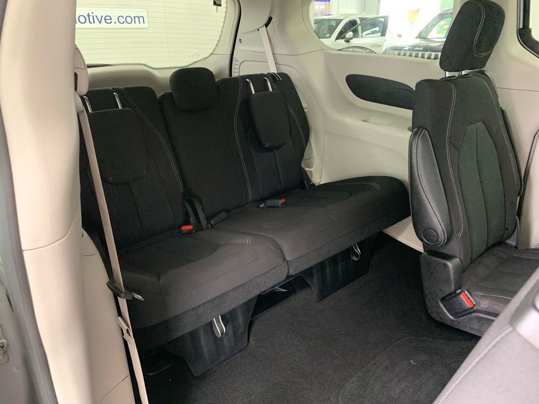 Used 2023 Chrysler Voyager LX image 31