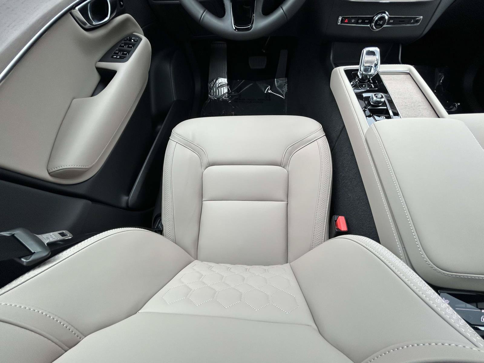 New 2026 Volvo XC90 B6 Plus w/ Protection Package Premier AWD/4WD image 15
