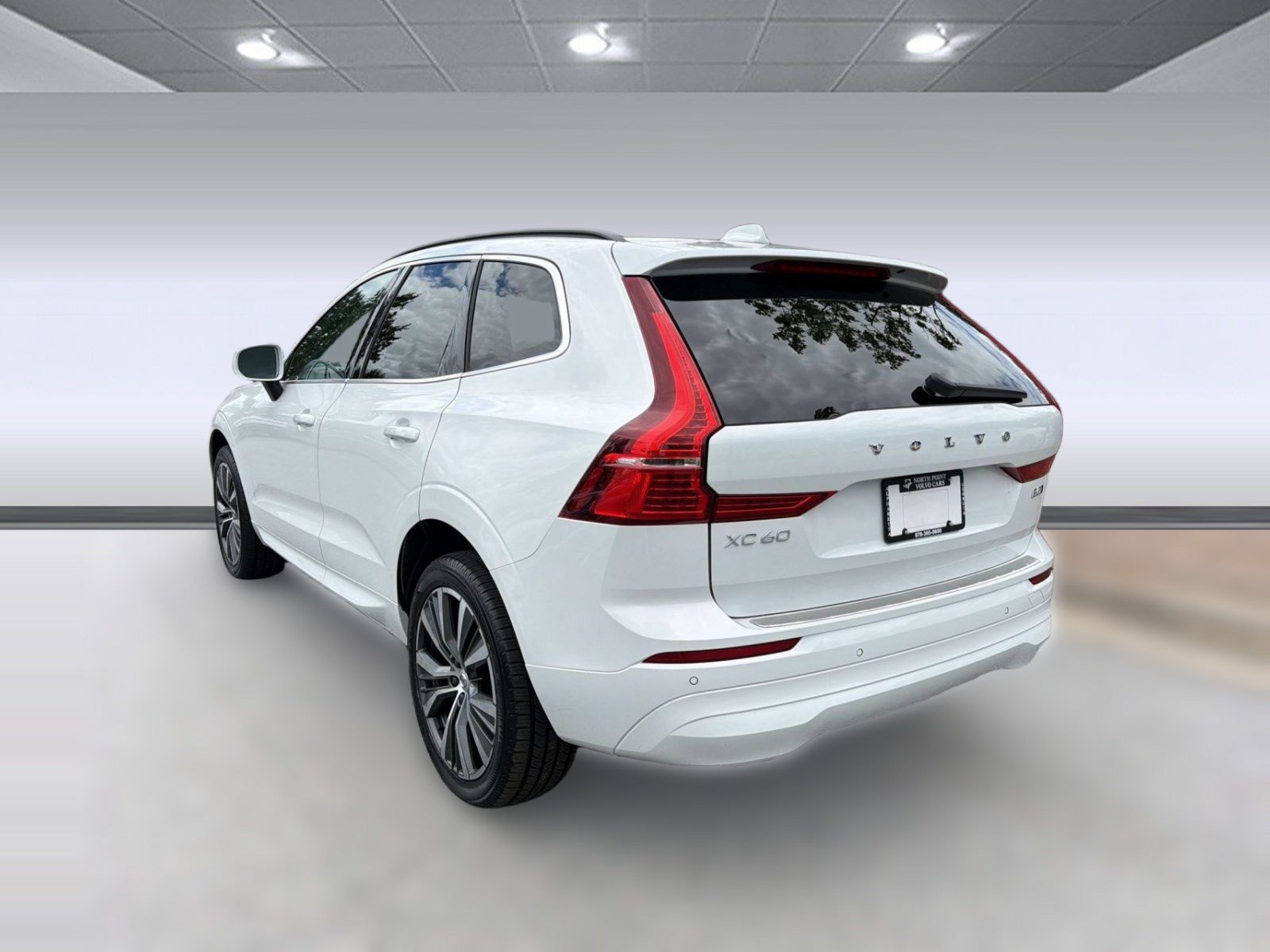 Certified 2022 Volvo XC60 B5 Momentum w/ Climate Package AWD/4WD image 3