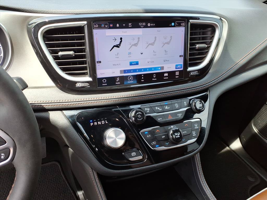 Used 2024 Chrysler Pacifica Pinnacle w/ Trailer Tow Group AWD/4WD image 28