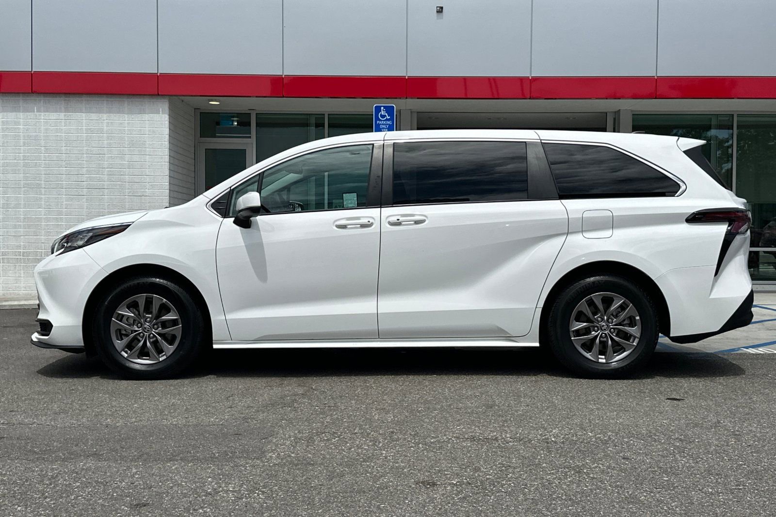 Certified 2023 Toyota Sienna LE FWD image 7