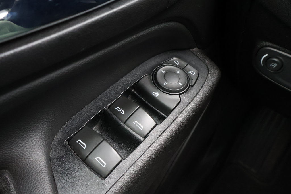 Used 2019 Chevrolet Equinox LT w/ Sun & Navigation Package FWD image 18