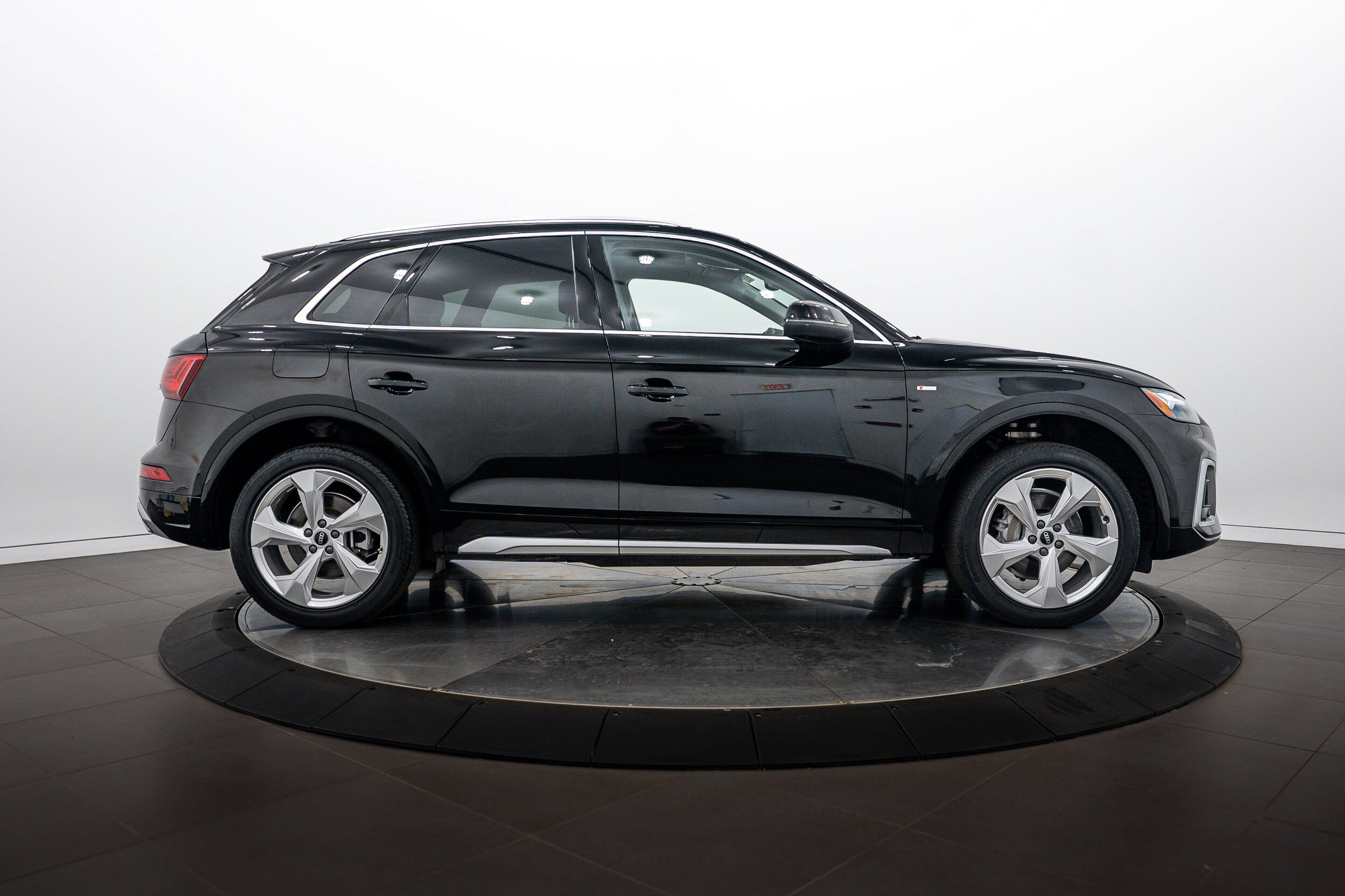 Certified 2022 Audi Q5 2.0T Premium Plus w/ Premium Plus Package AWD/4WD image 3