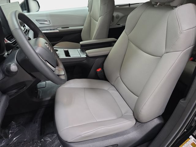 Certified 2026 Toyota Sienna XLE FWD image 11