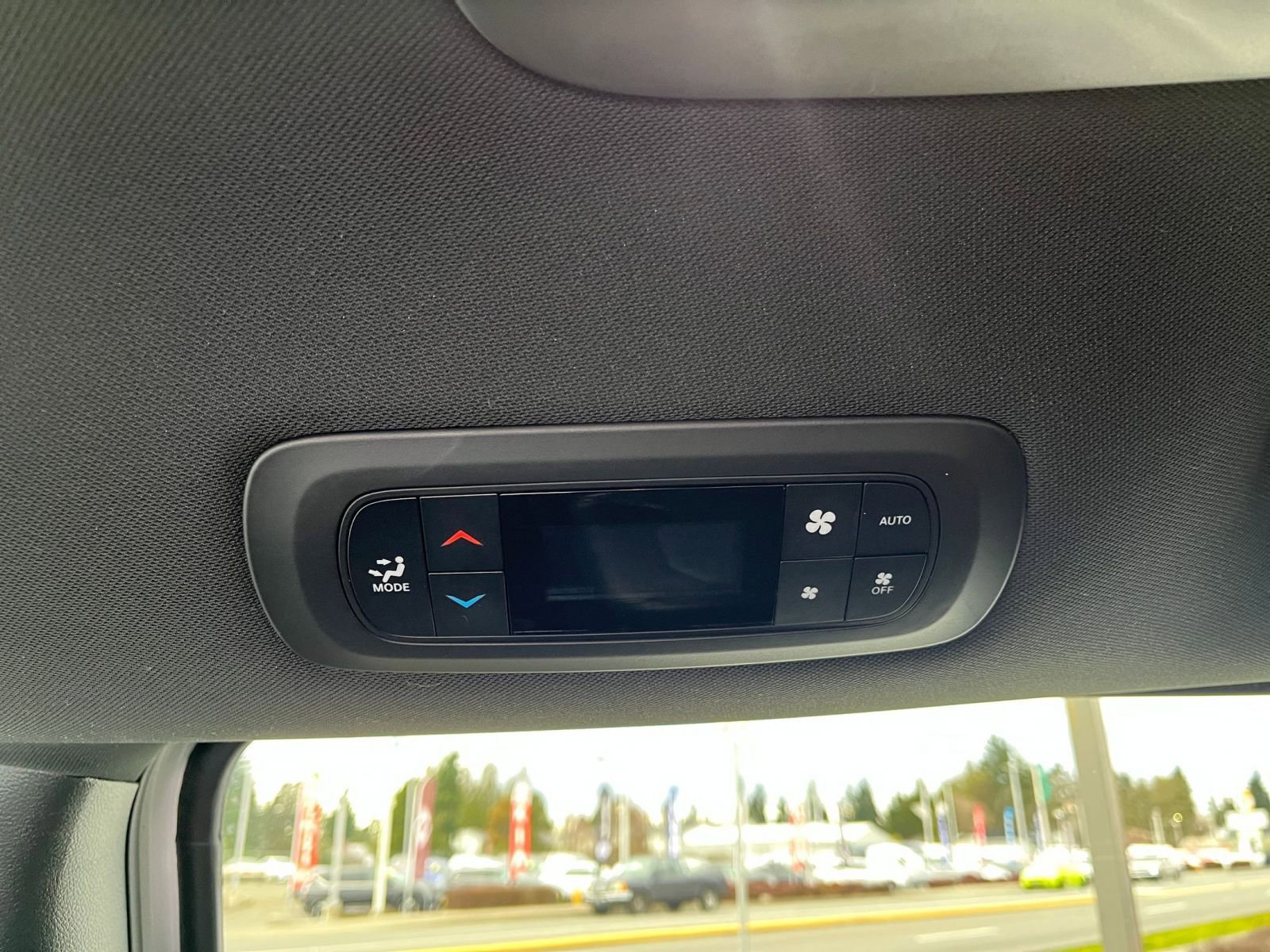 Used 2025 Chrysler Pacifica Select image 24