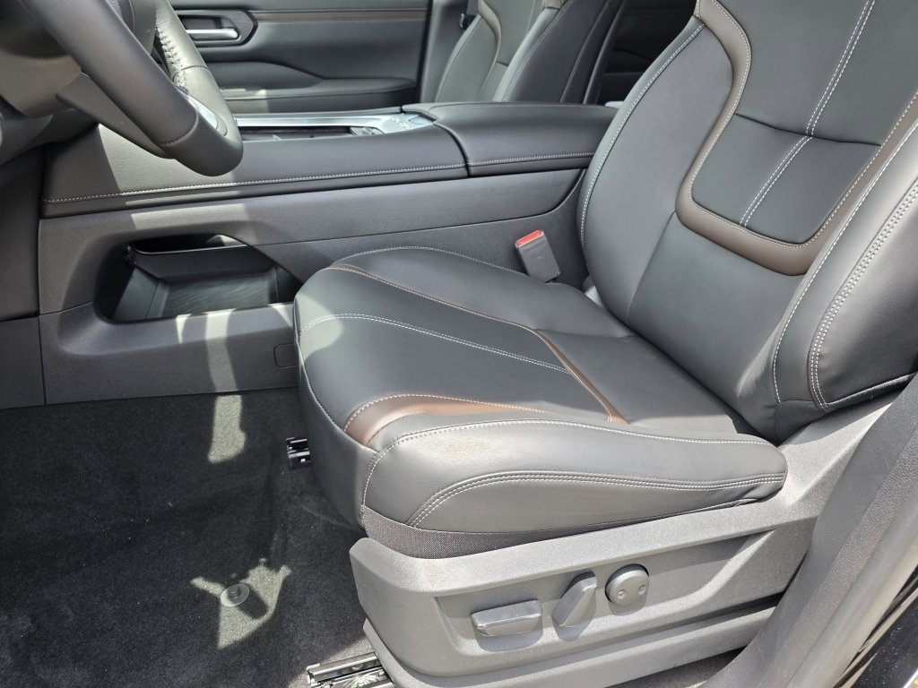 New 2025 Nissan Armada SL w/ Captain's Chari Seat Package image 15