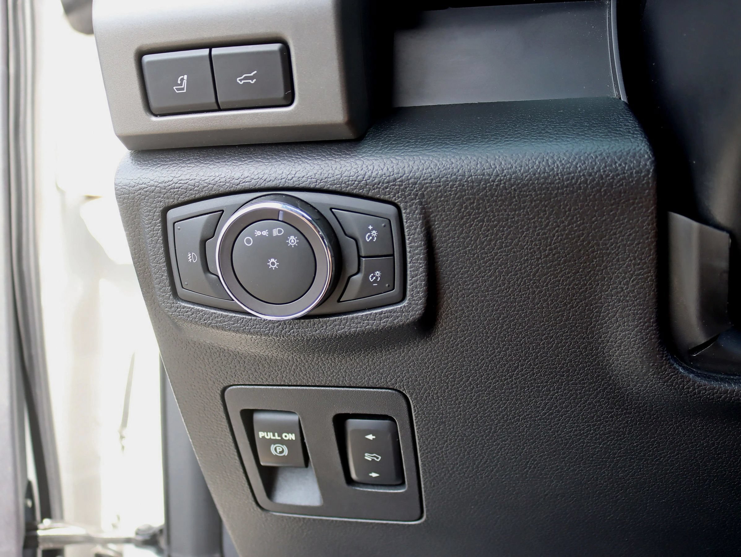 Used 2019 Ford Expedition XLT w/ Equipment Group 202A AWD/4WD image 18
