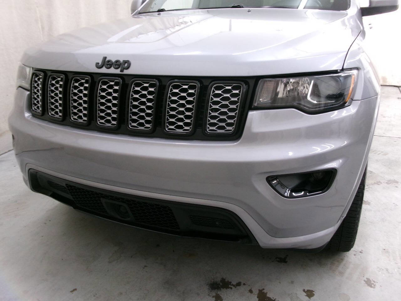 Used 2021 Jeep Grand Cherokee Laredo X image 9