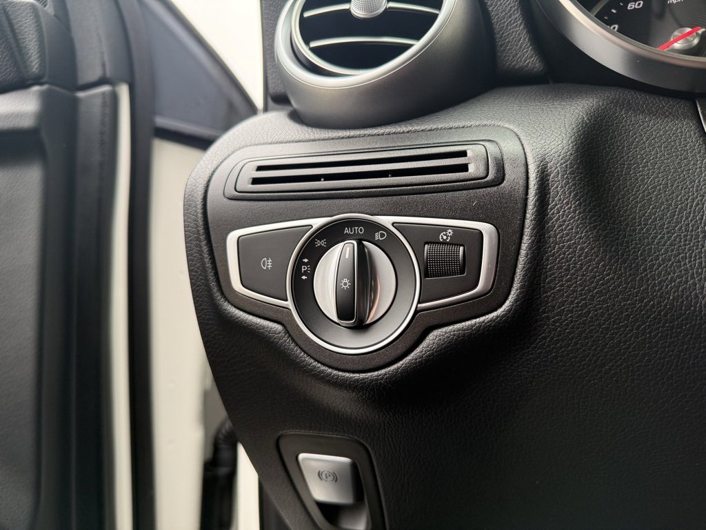 Used 2021 Mercedes-Benz GLC 300 4MATIC image 21