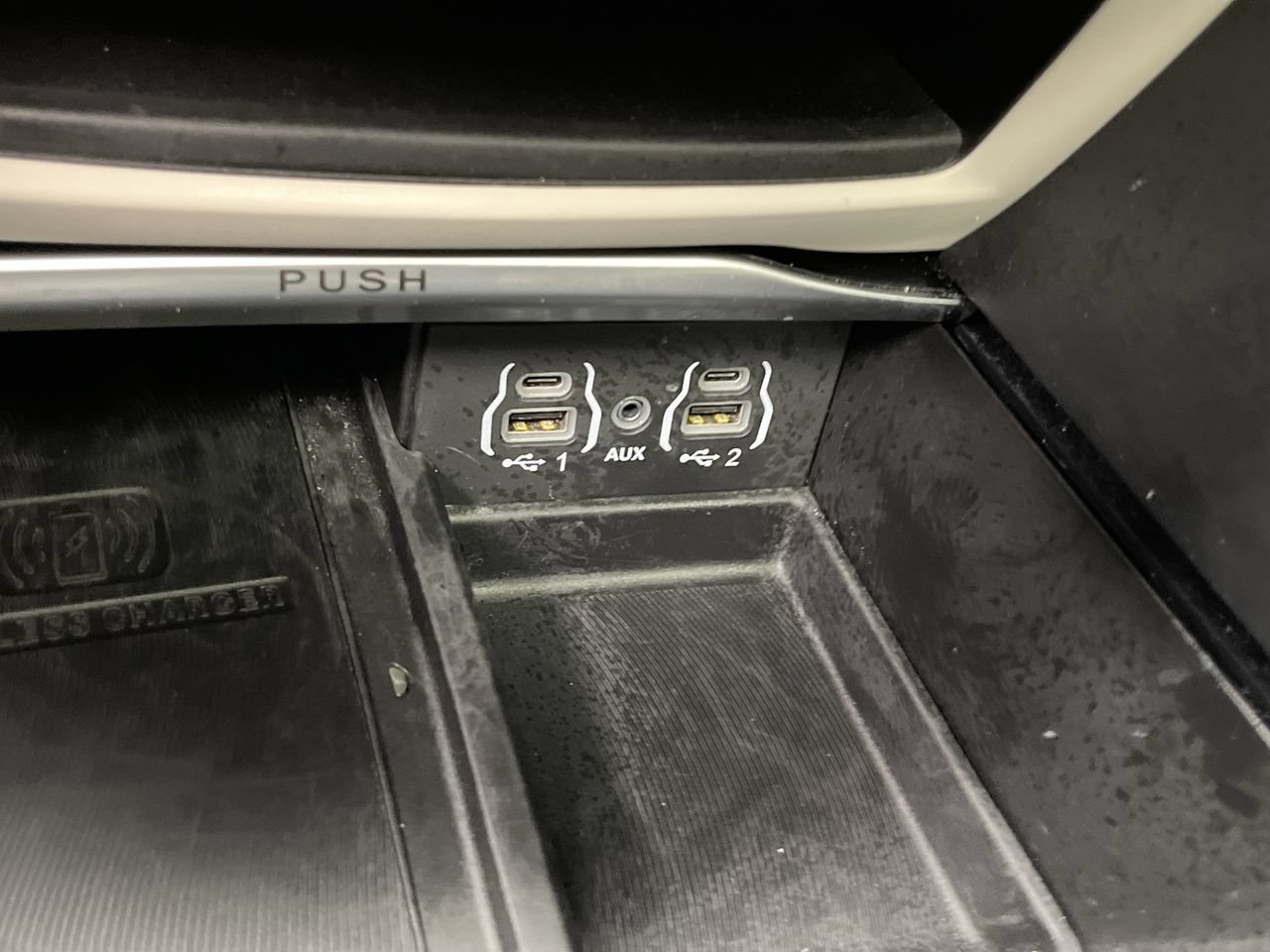 Used 2024 Chrysler Pacifica Limited FWD image 26