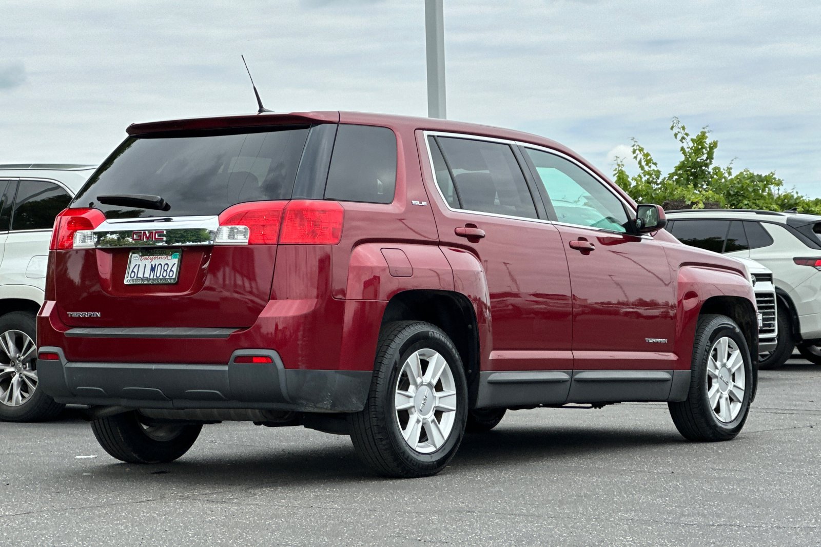Used 2010 GMC Terrain SLE FWD image 4