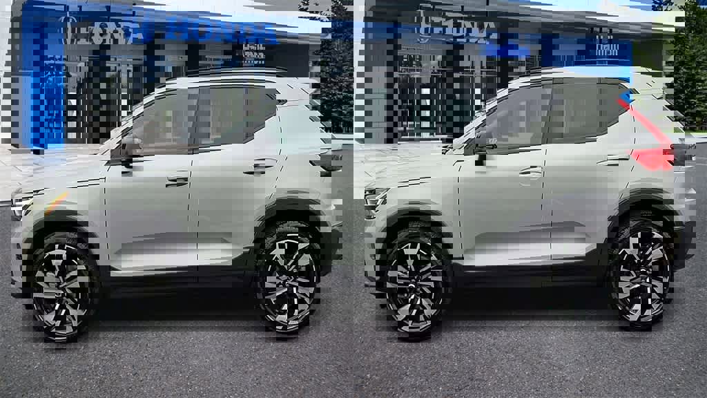 Used 2023 Volvo XC40 B5 Ultimate w/ Protection Package Premier image 5