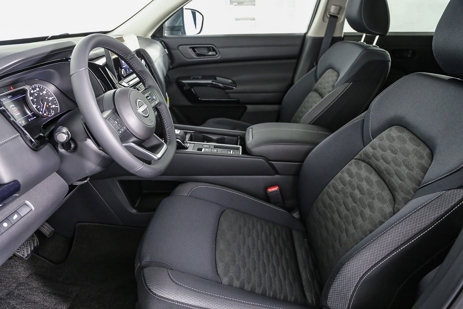 Certified 2025 Nissan Pathfinder SV image 19