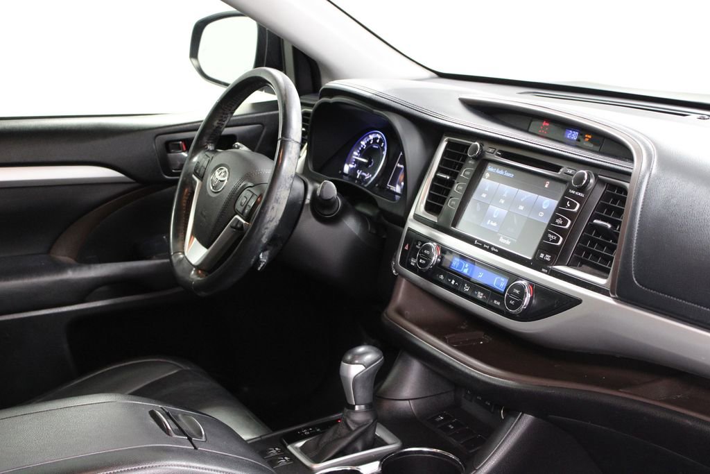 Used 2017 Toyota Highlander XLE image 29