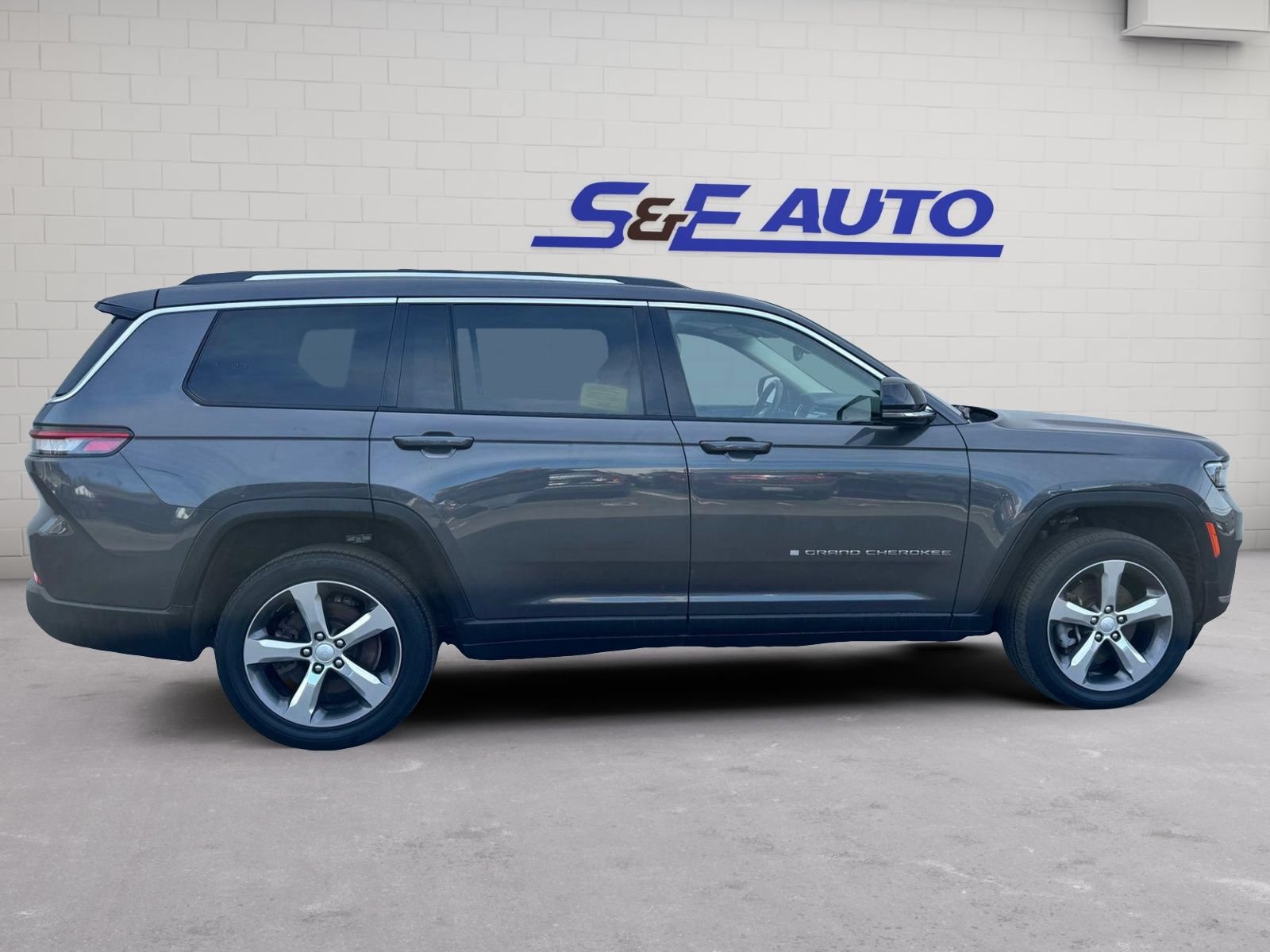 Used 2022 Jeep Grand Cherokee L Limited AWD/4WD image 7