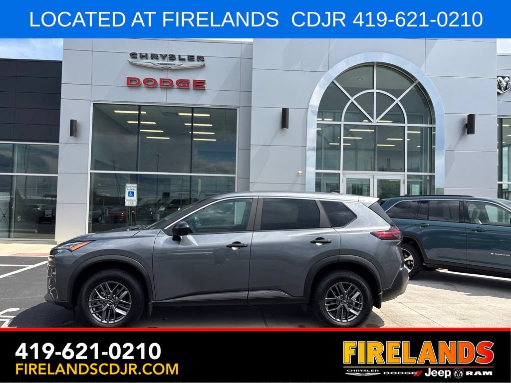 Used 2023 Nissan Rogue S AWD/4WD image 2