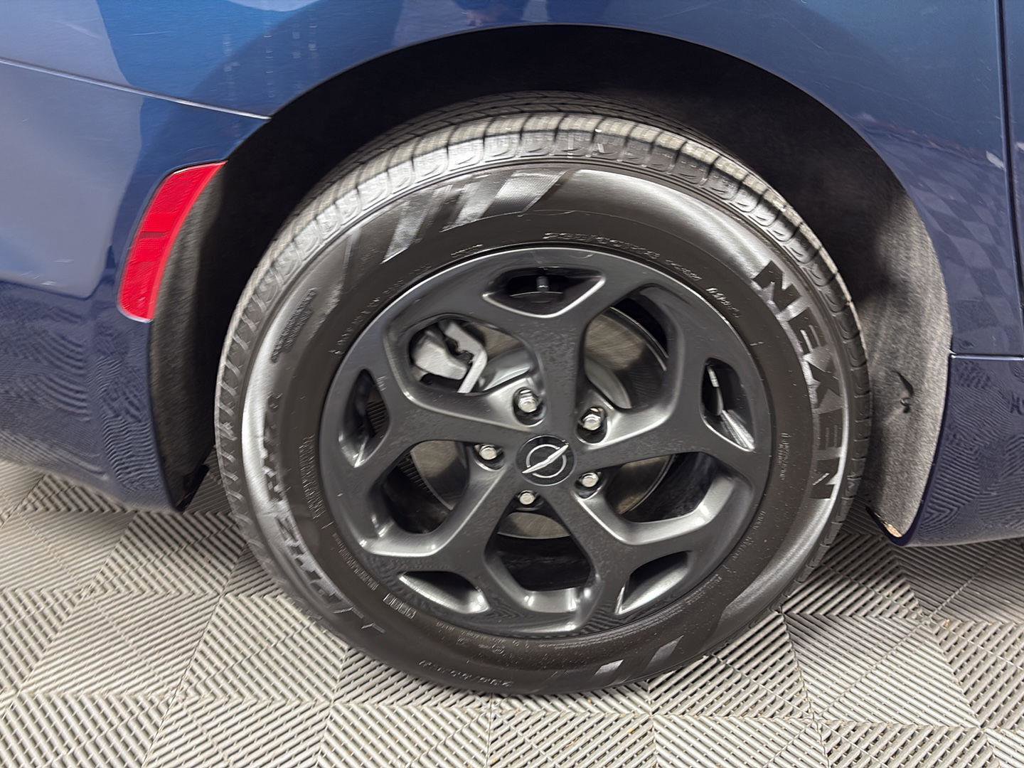 Used 2025 Chrysler Pacifica Premium image 14