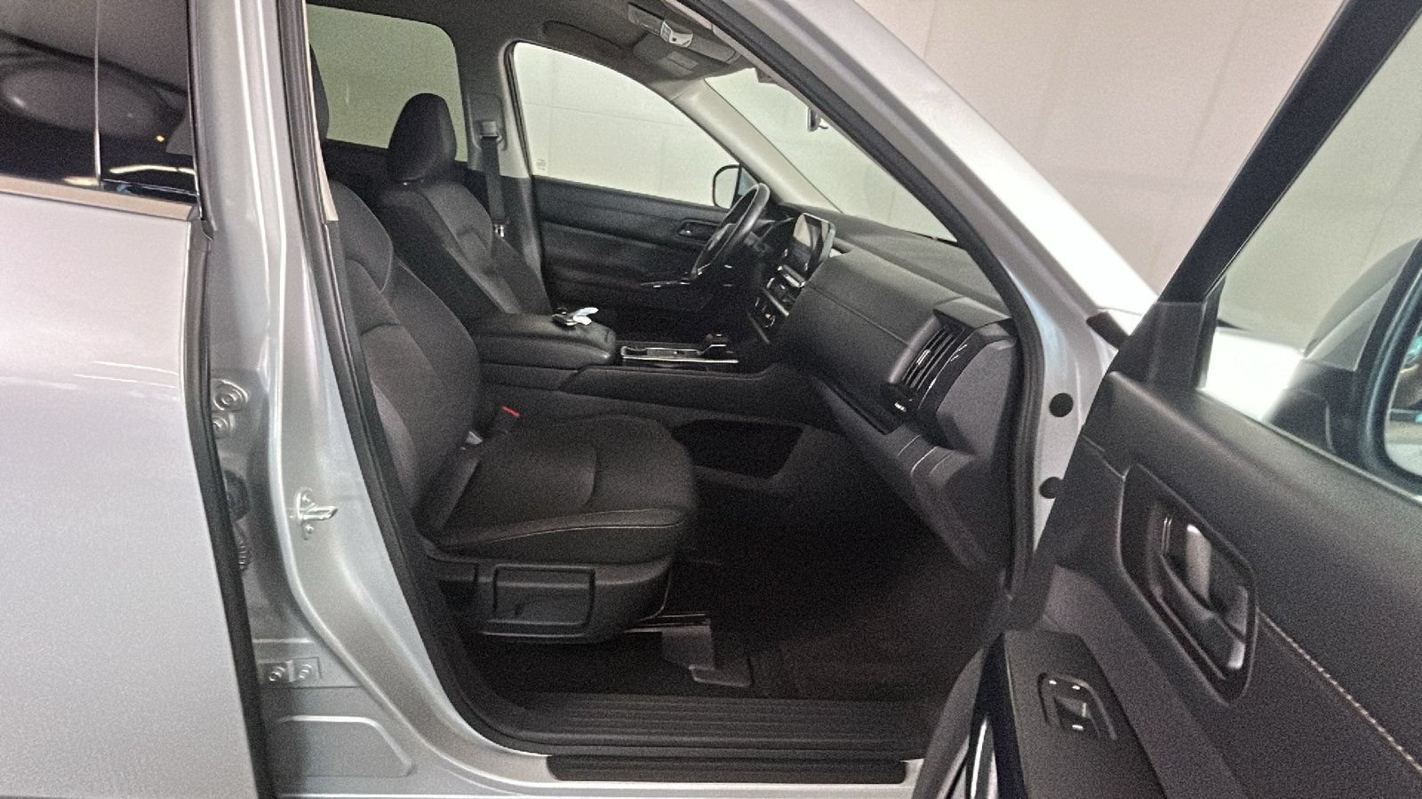 Used 2025 Nissan Pathfinder SV AWD/4WD image 35