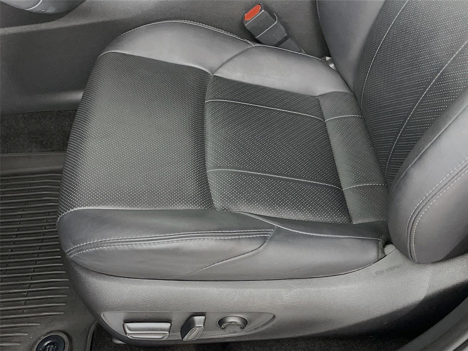 Used 2023 Toyota Venza Limited image 22