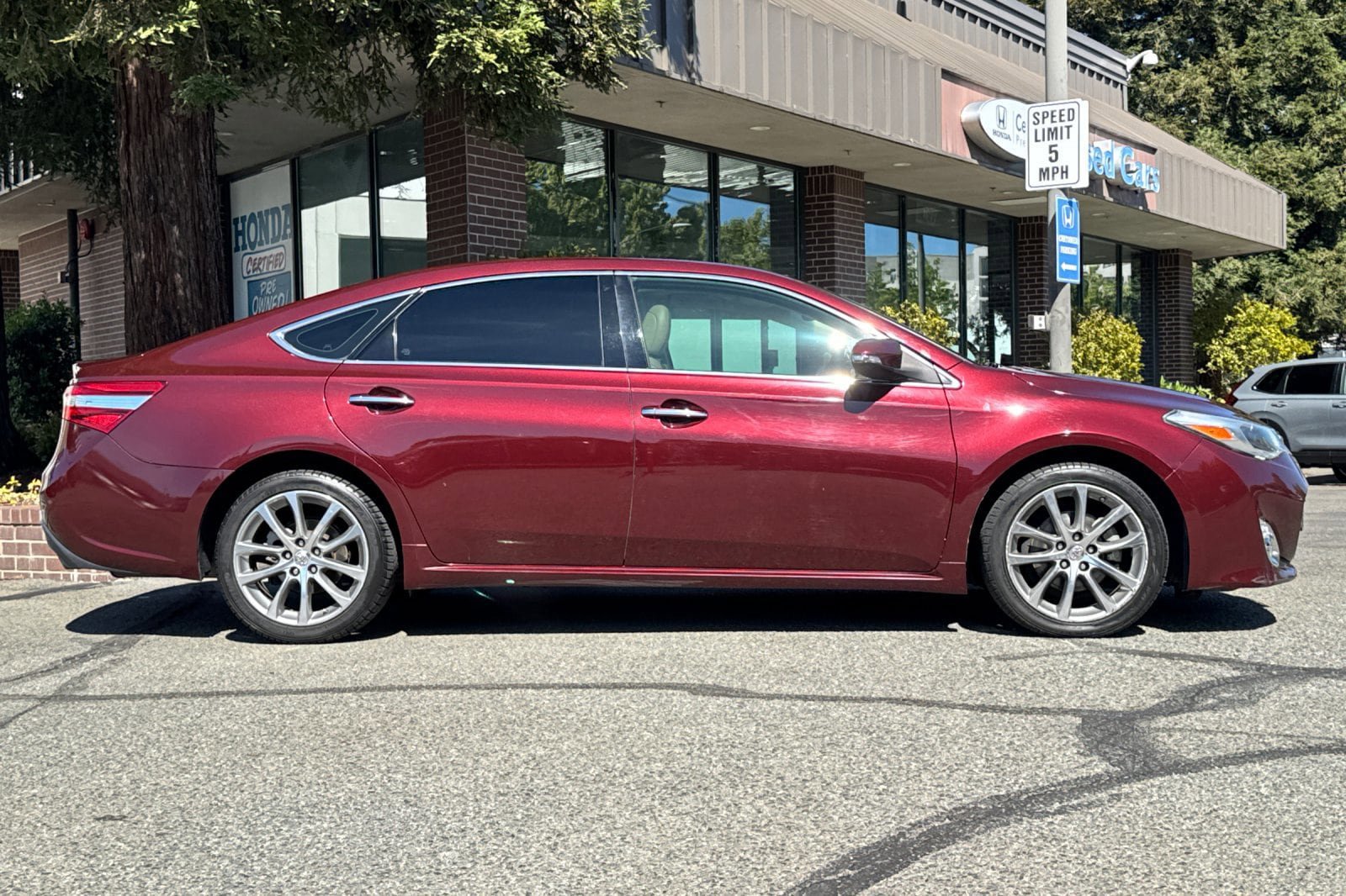 Used 2014 Toyota Avalon XLE Touring FWD image 3