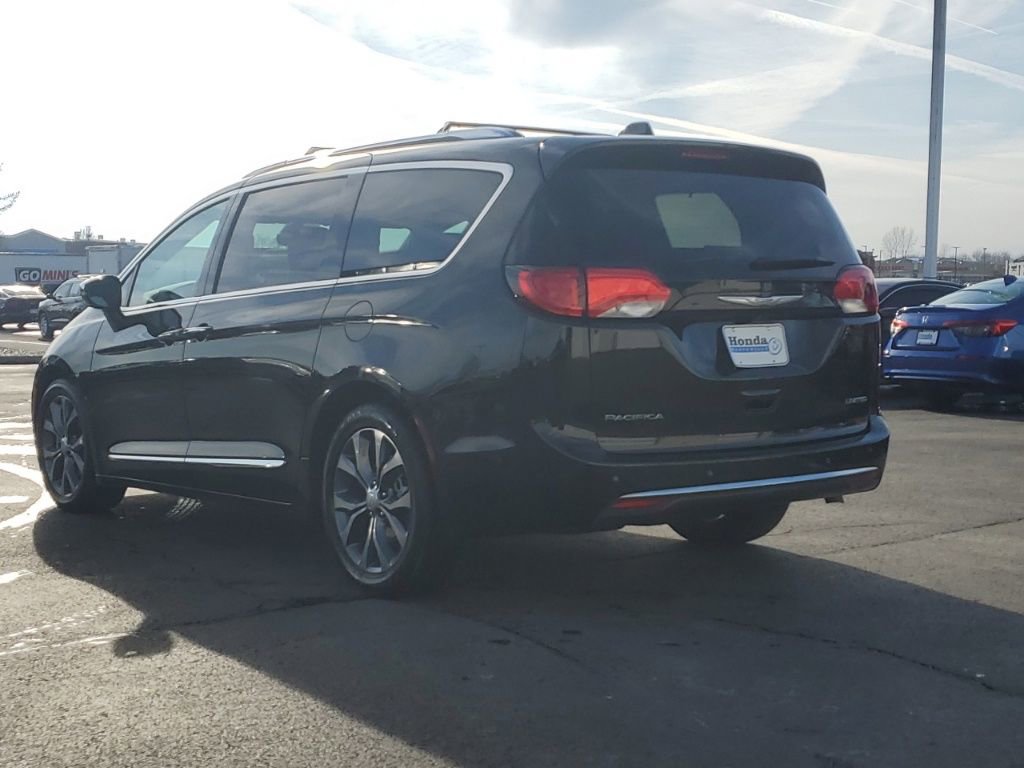 Used 2017 Chrysler Pacifica Limited image 5