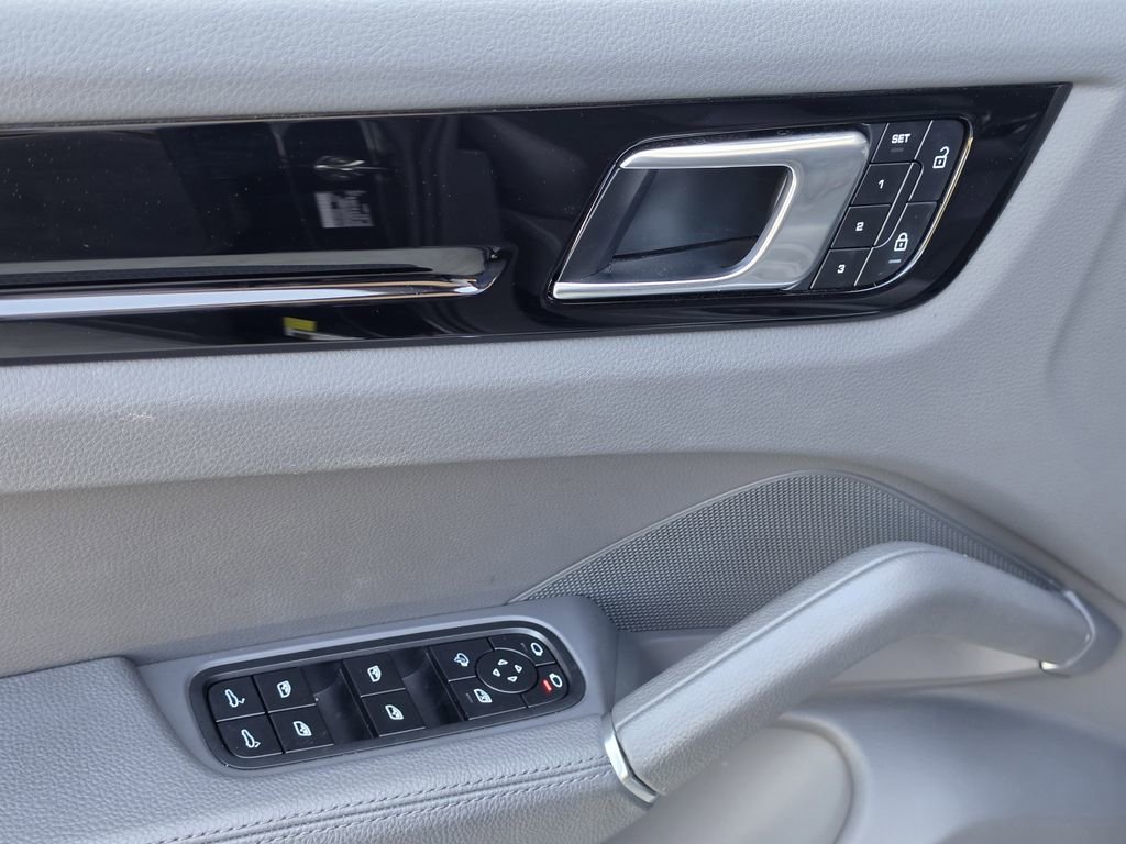 Certified 2023 Porsche Cayenne Platinum Edition image 20