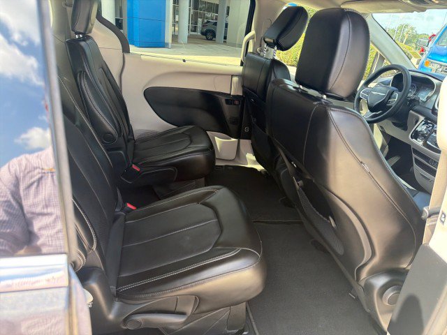Used 2023 Chrysler Pacifica Touring-L FWD image 14