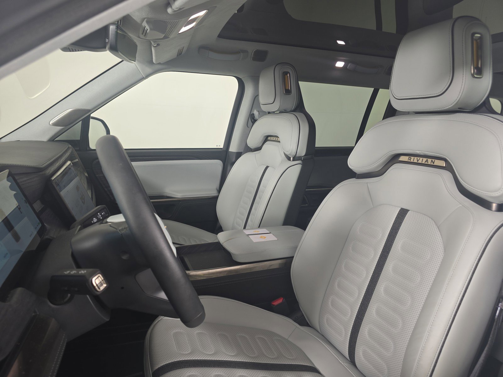 Used 2024 Rivian R1S Adventure AWD/4WD image 21