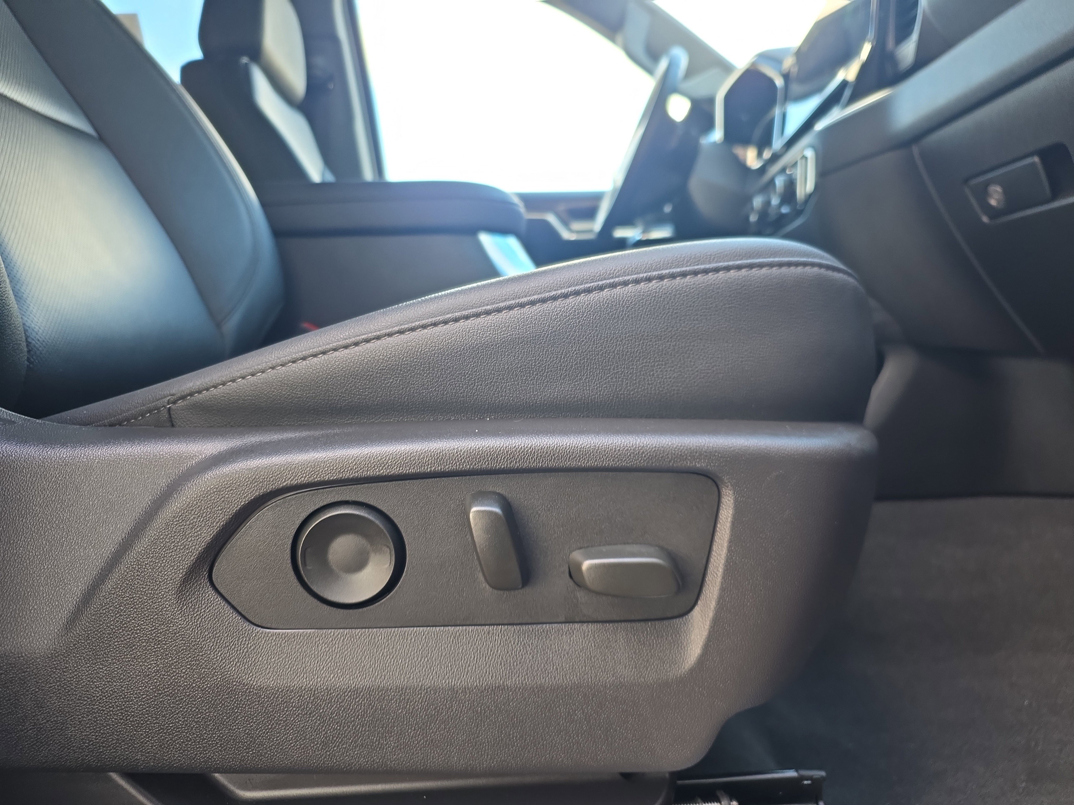 Used 2025 Chevrolet Silverado 1500 LTZ image 35