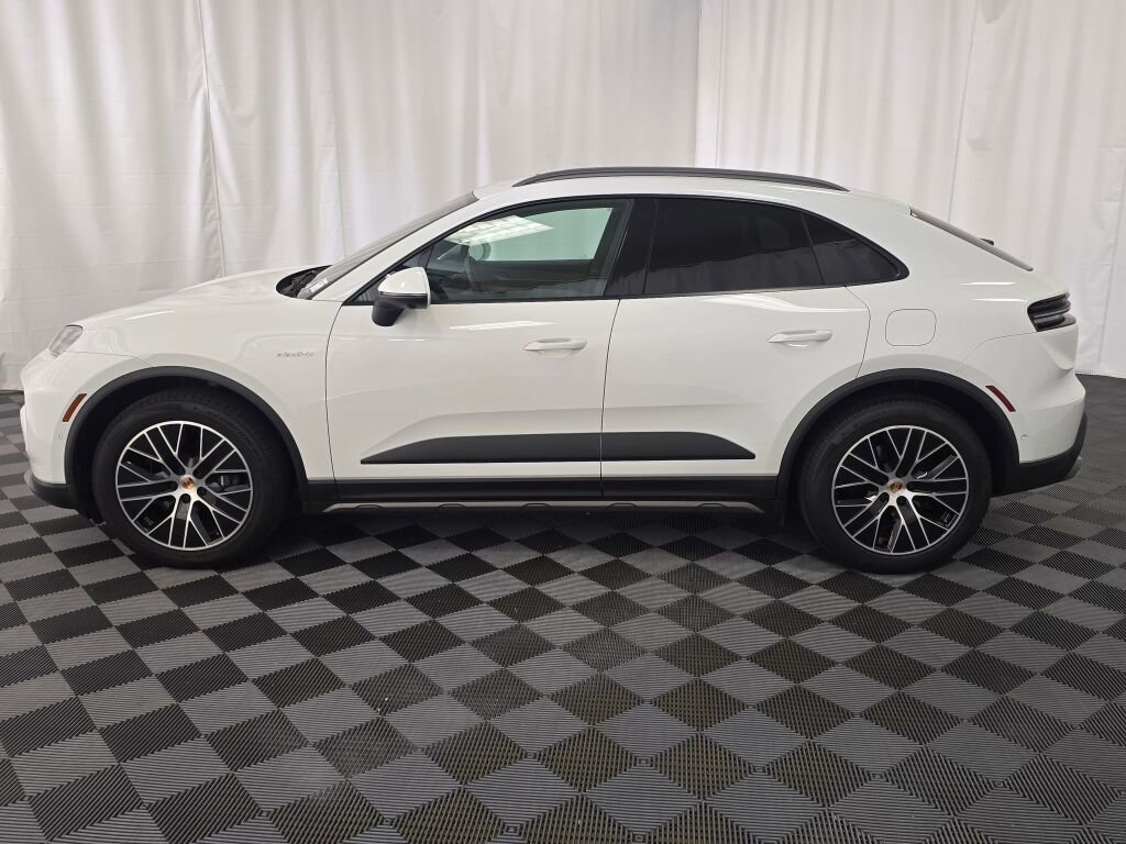 Certified 2025 Porsche Macan Electric image 2