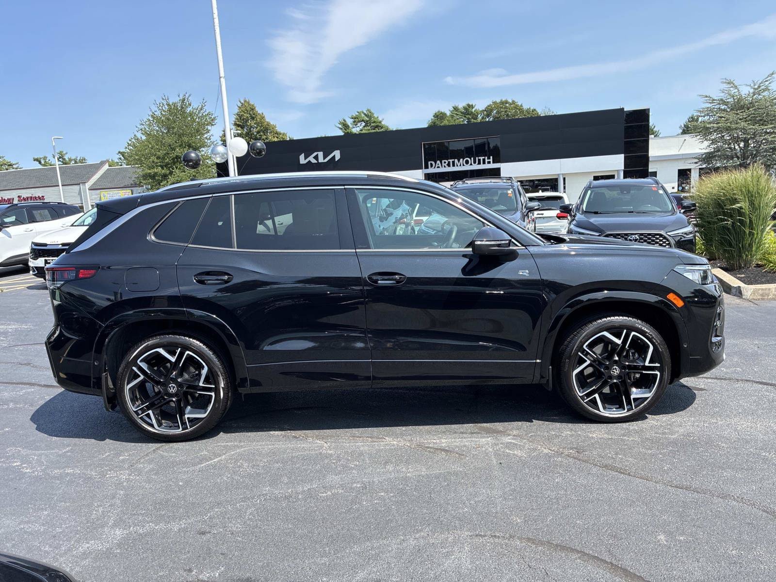 Used 2025 Volkswagen Tiguan SEL R-Line AWD/4WD image 8
