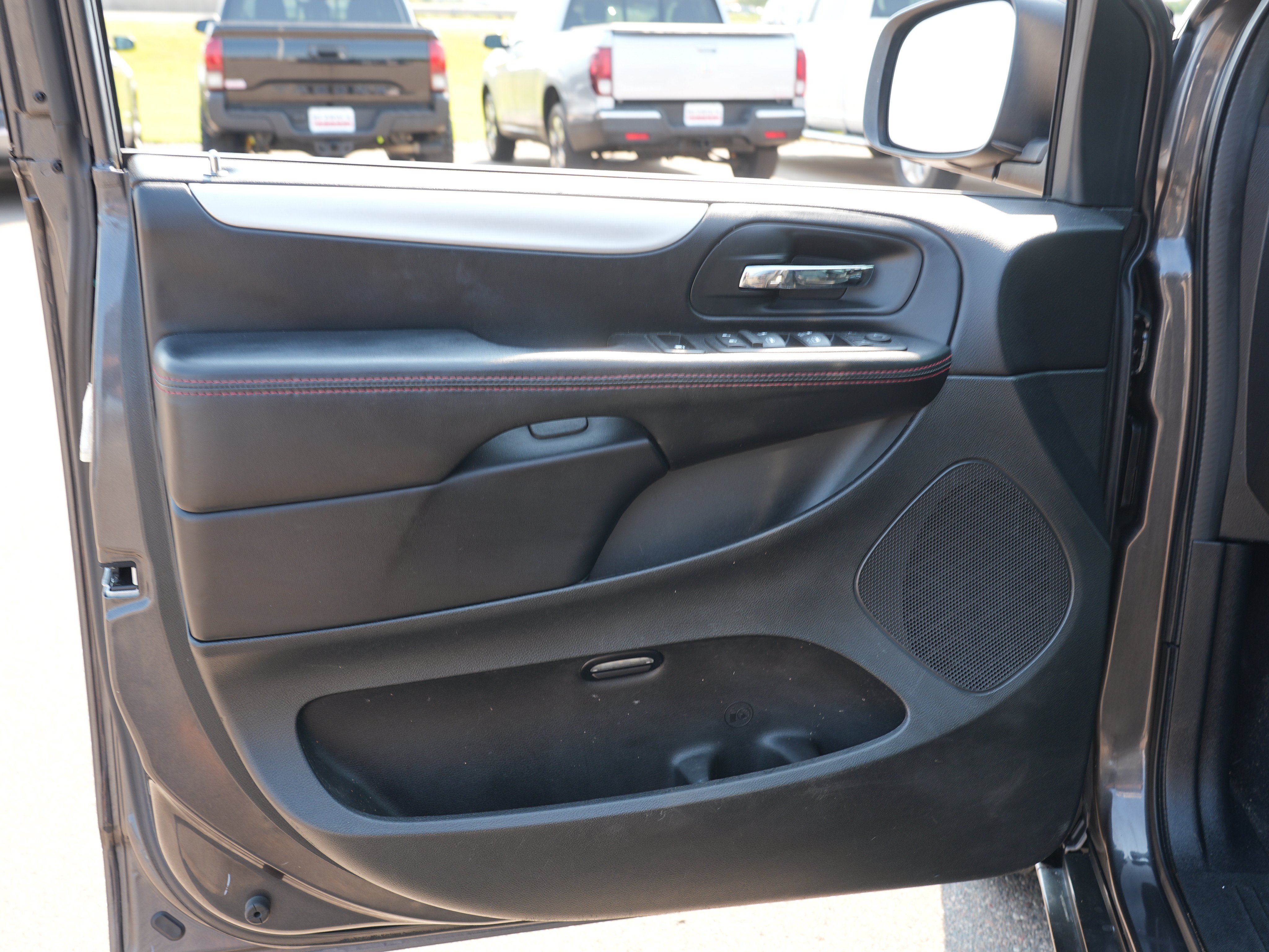 Used 2016 Dodge Grand Caravan R/T FWD image 14