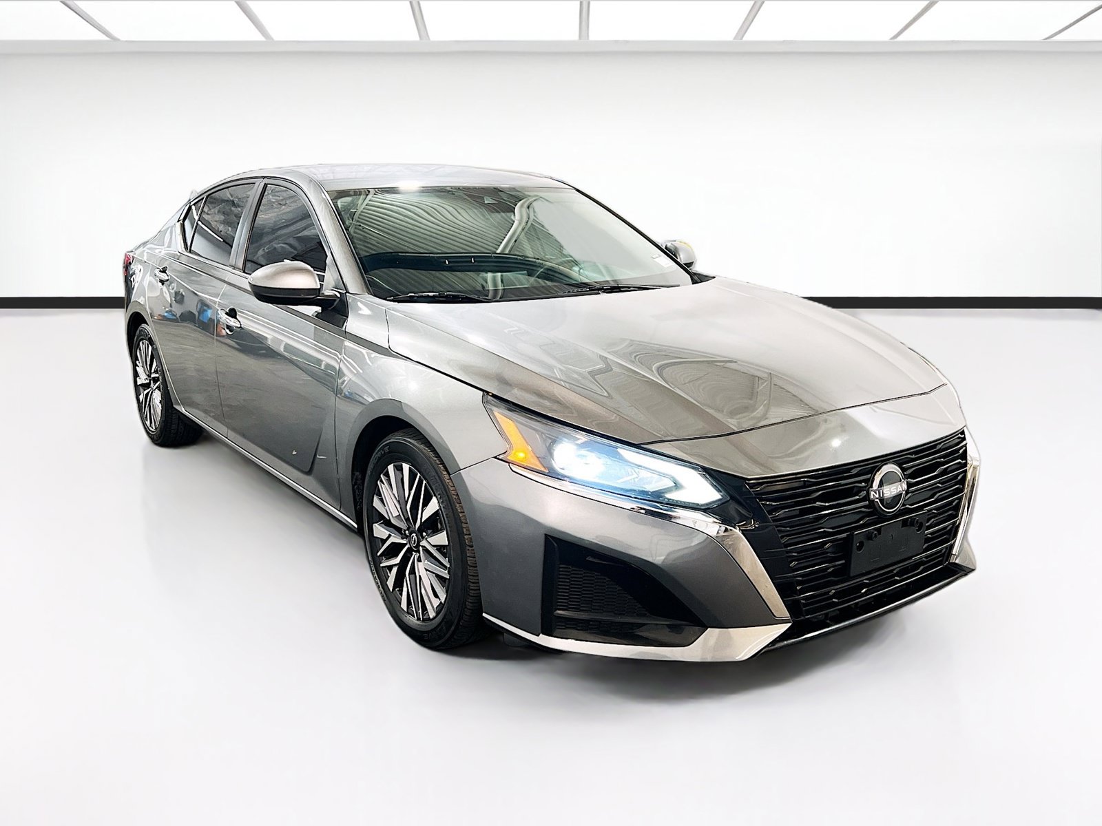 Used 2023 Nissan Altima 2.5 SV FWD image 3