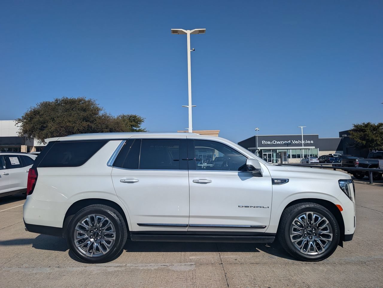 Used 2023 GMC Yukon Denali Ultimate AWD/4WD image 3